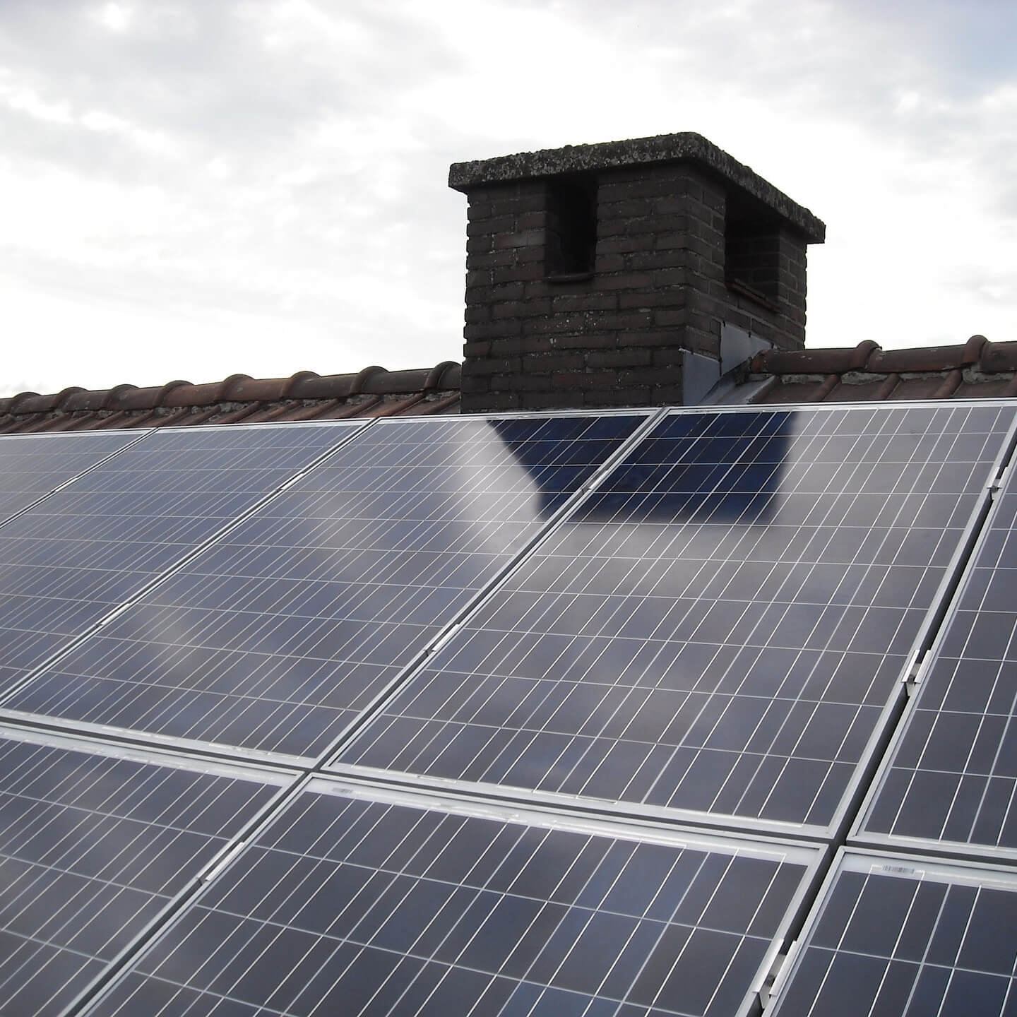 Dach z panelami słonecznymi